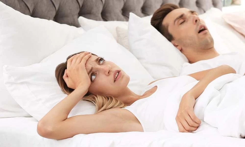 Πέντε απλοί τρόποι για να σταματήσεις το ροχαλητό σου